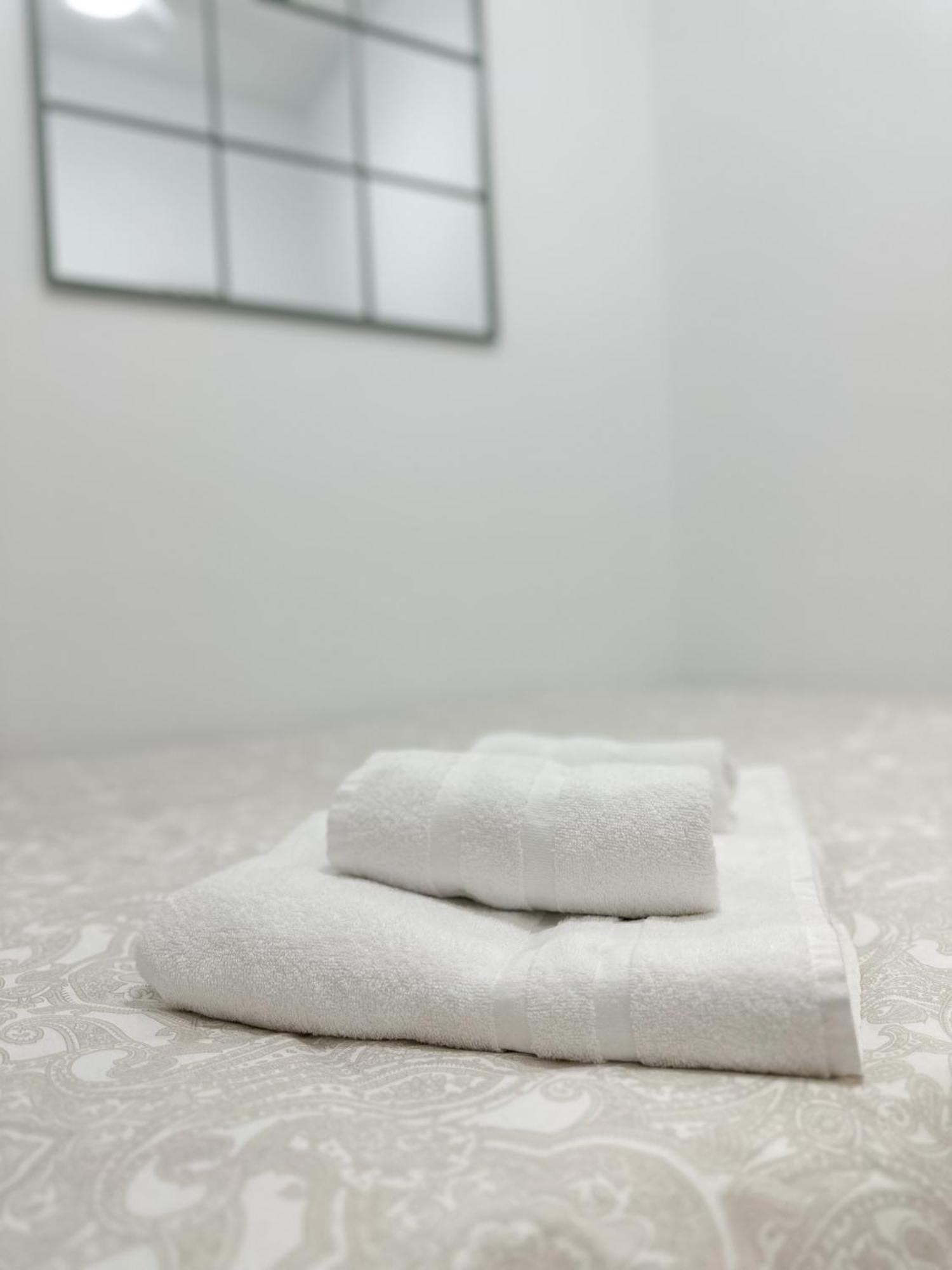 Central Cozy Budget 2Br Apt With Ac, 1 Bath, Private Parking Opt เซบีญา ภายนอก รูปภาพ